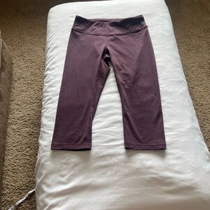 Women’s Lg maroon color Lucy capri leggings Comfortable
